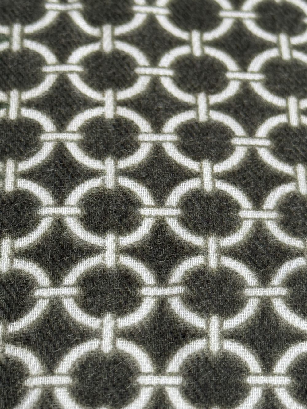 Grünes Viskosetuch mit Punktmuster – Bild 3