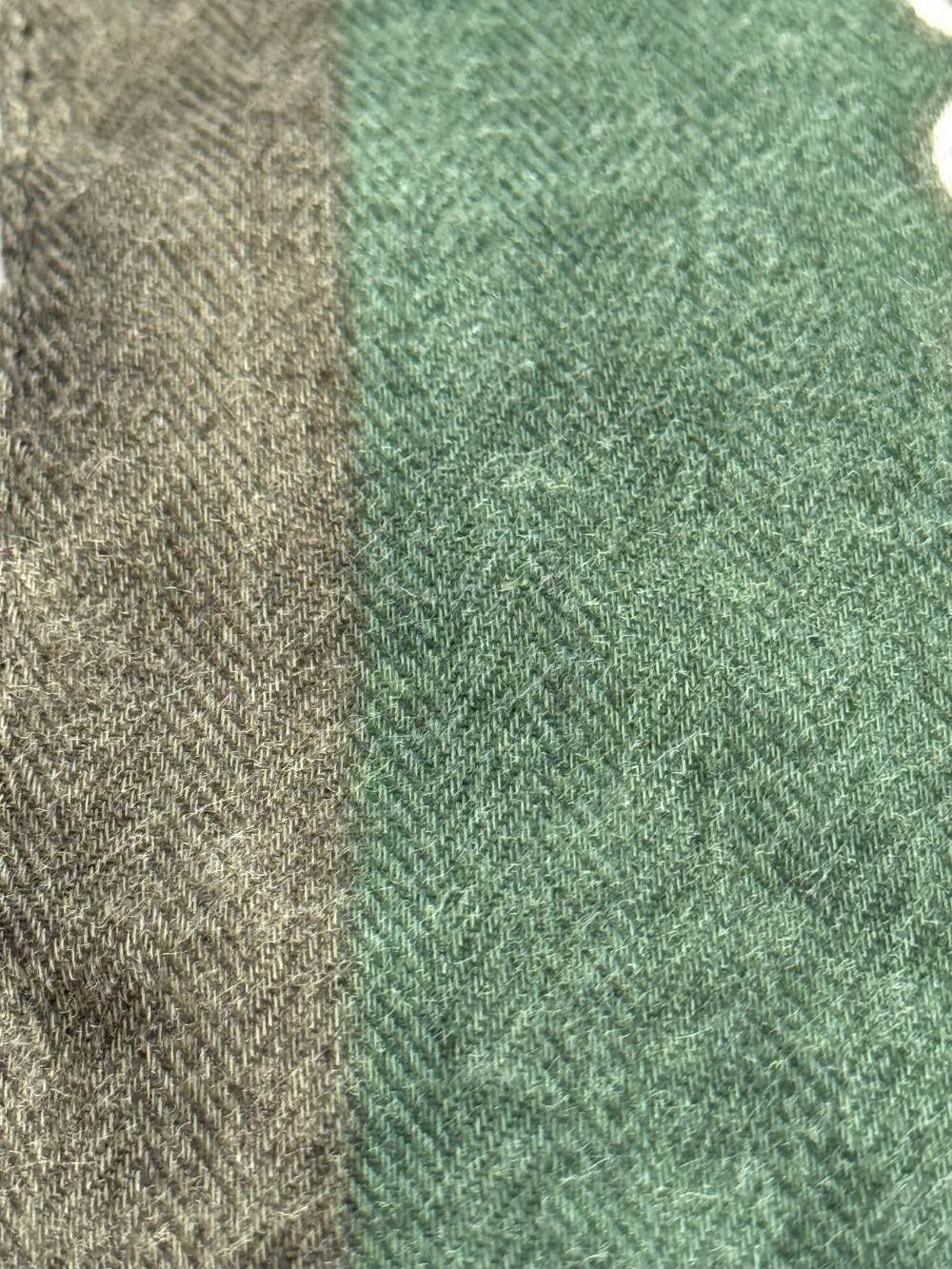 Grünes Viskosetuch mit Punktmuster – Bild 5