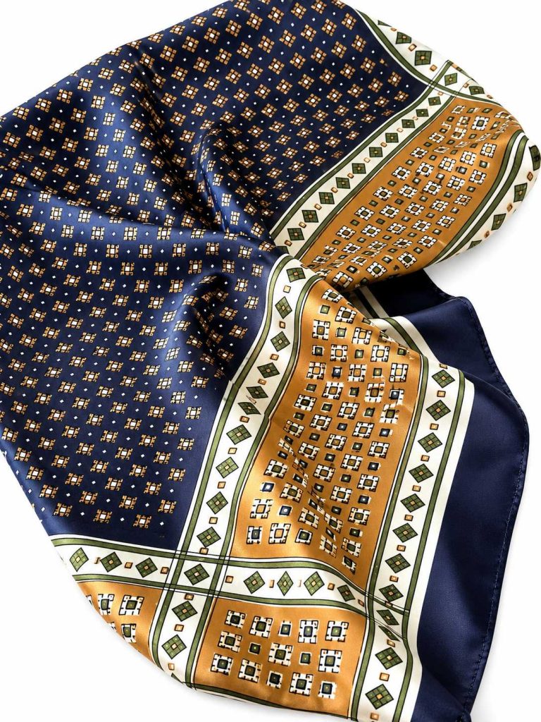 Seidentuch „Navy Heritage“ – Marineblau & Camel, 70 × 70 cm