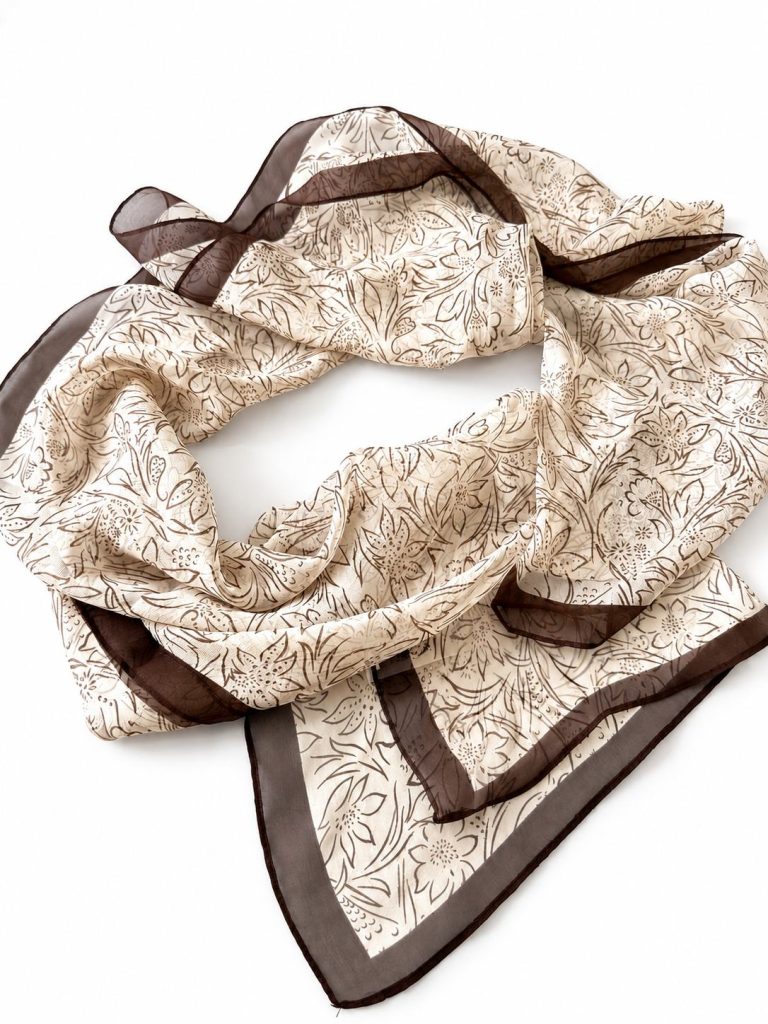 Seidenschal „French Elegance“ – Beige mit feinem Linienmuster